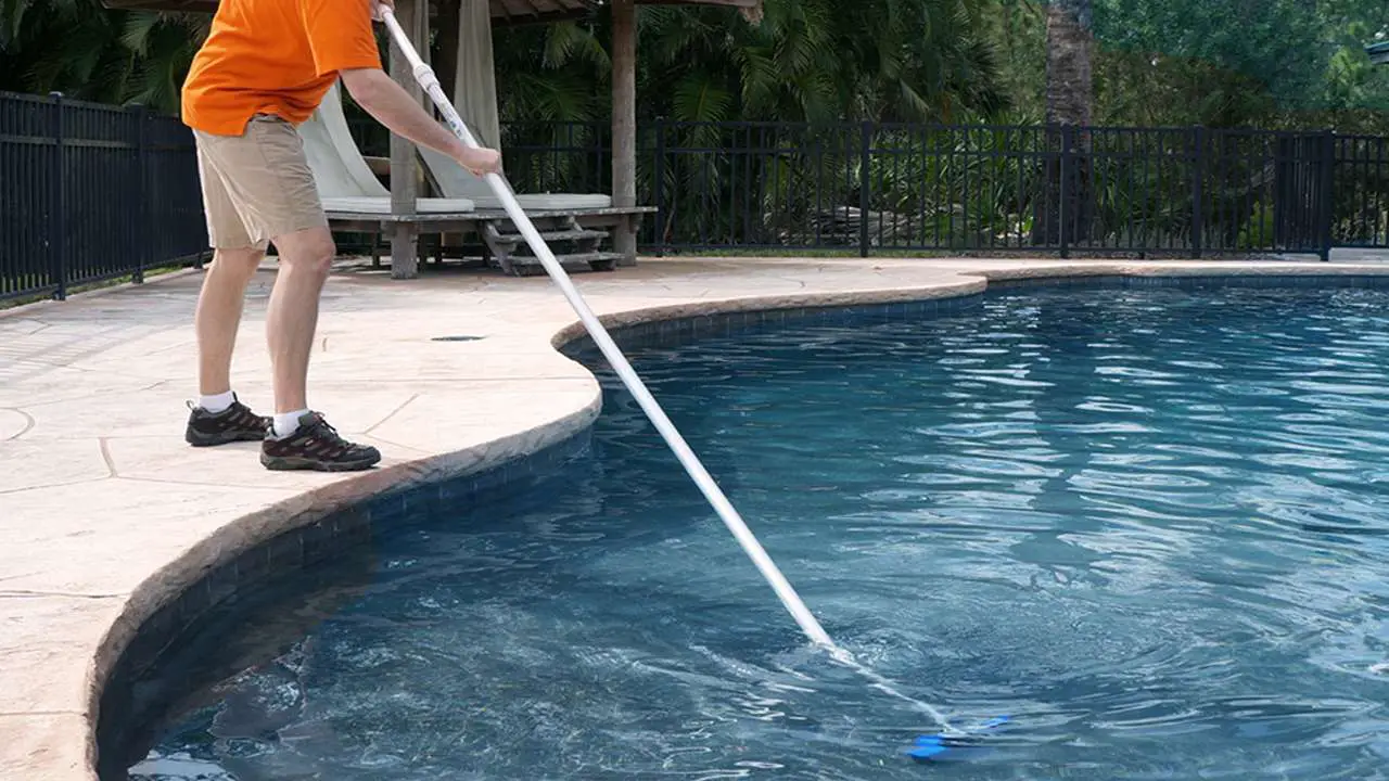 How to Get Algae Off Bottom of Pool